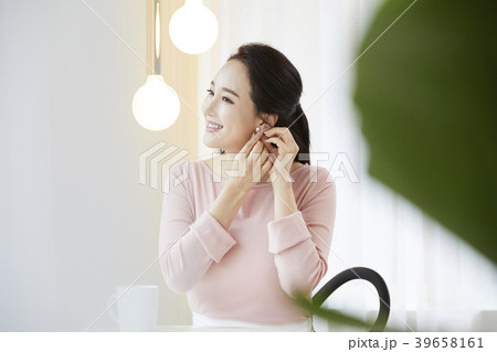 イヤリング 笑顔 微笑 39658161