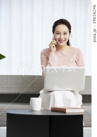 ノートパソコン ノートブック 笑顔 39658246