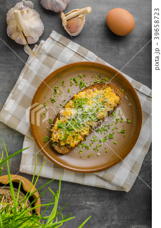 Scrambled eggs with cheese 39658723