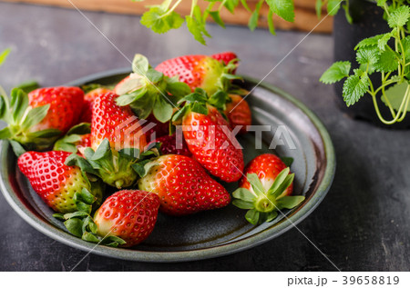 Strawberries fresh pick up 39658819