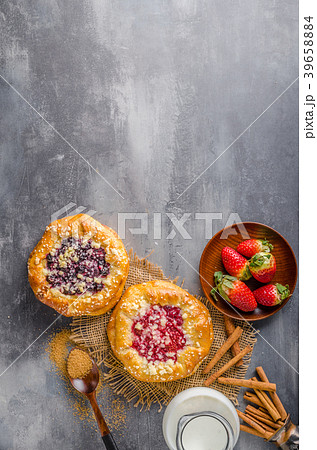 Crubmle mini pie with berries 39658884