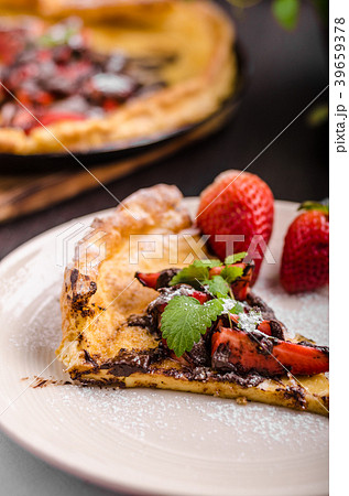 Pancake in oven, dutch baby pancake with strawberries 39659378