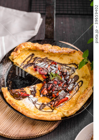 Pancake in oven, dutch baby pancake with strawberries 39659402