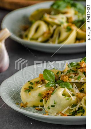 Stuffed Tortellini garlic and spinach 39659425