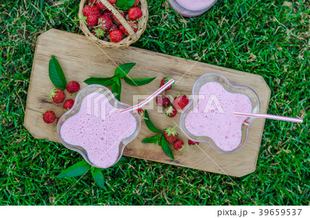 Strawberrie smoothie outside summer 39659537
