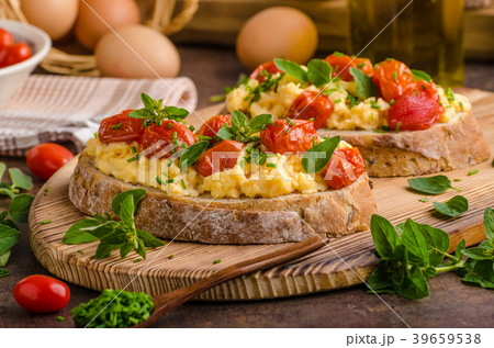 Bread scrambledd eggs Bread scrambledd eggs 39659538