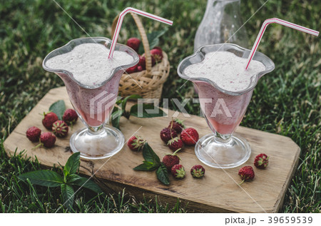Strawberrie smoothie outside summer Strawberrie smoothie outside summer 39659539