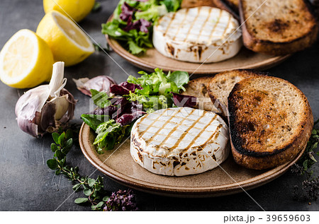 Grilled camembert cheese Grilled camembert cheese 39659603