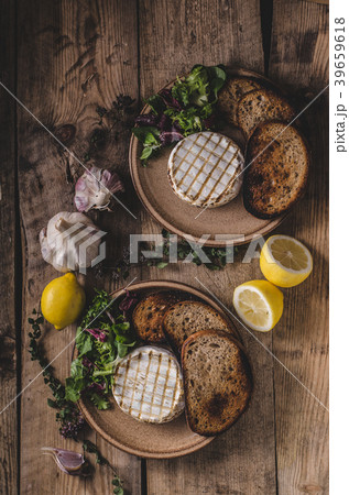 Grilled camembert cheese 39659618