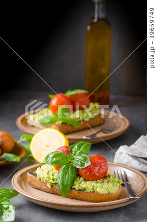 Avocado spread bread with baked tomato Avocado spread bread with baked tomato 39659749
