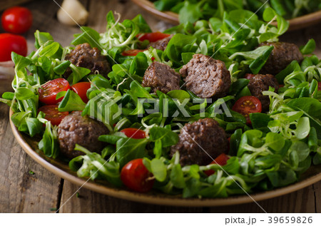 Meatballs beef with fresh salad Meatballs beef with fresh salad 39659826