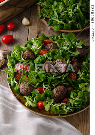 Meatballs beef with fresh salad 39659833