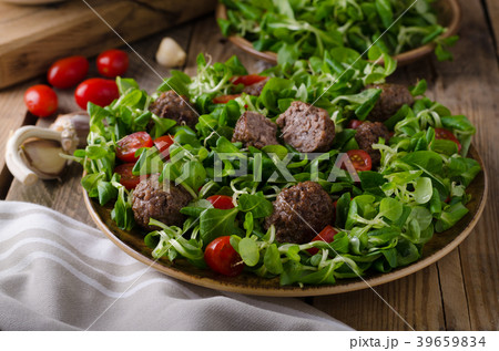 Meatballs beef with fresh salad Meatballs beef with fresh salad 39659834