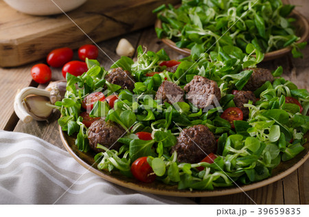 Meatballs beef with fresh salad Meatballs beef with fresh salad 39659835