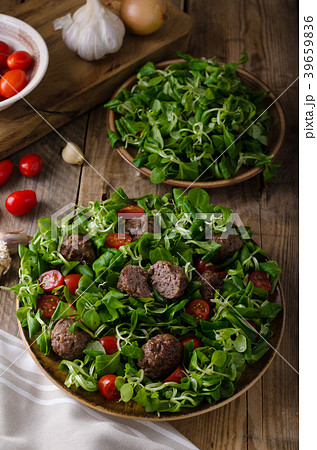 Meatballs beef with fresh salad Meatballs beef with fresh salad 39659836