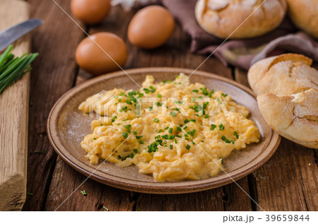 Scrambled eggs with herbs 39659844