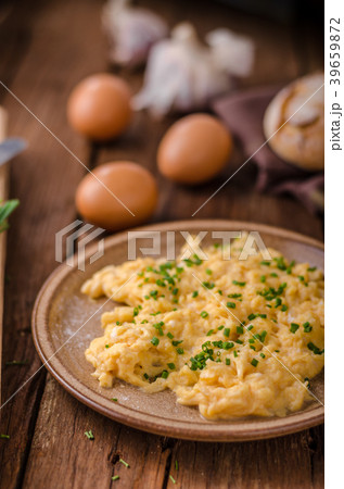 Scrambled eggs with herbs 39659872