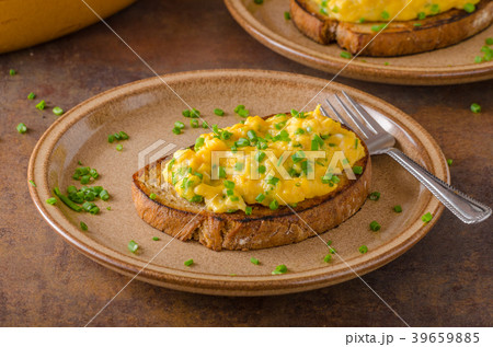 Scrambled eggs with herbs 39659885