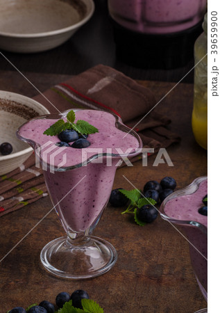 Berries milkshake smoothie Berries milkshake smoothie 39659900