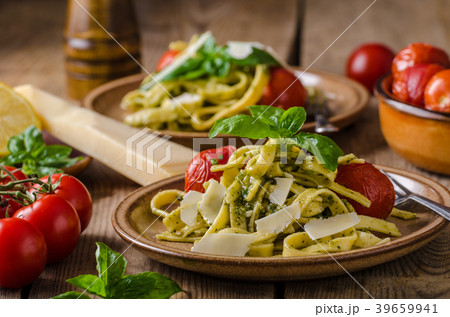 Pasta pesto basil Pasta pesto basil 39659941