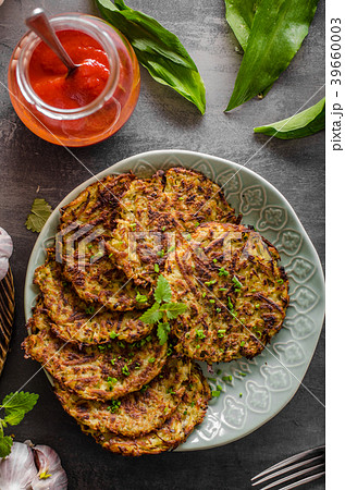Potato pancakes fried with garlic 39660003