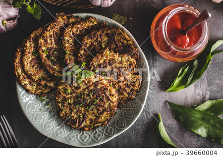 Potato pancakes fried with garlic 39660004