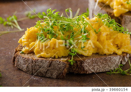 Scrambled eggs, wholegrain bread Scrambled eggs, wholegrain bread 39660154