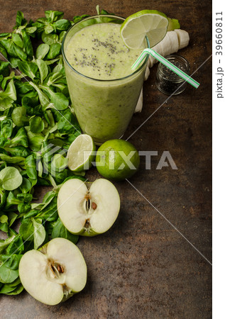 Delicious green smoothie 39660811