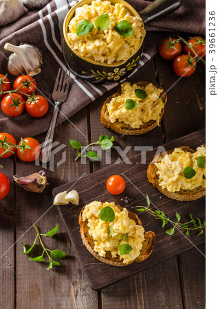 Scrambled eggs with herbs and garlic on toasted bread Scrambled eggs with herbs and garlic on toasted bread 39661236
