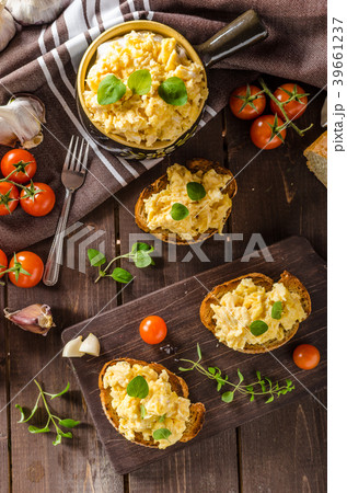 Scrambled eggs with herbs and garlic on toasted bread 39661237