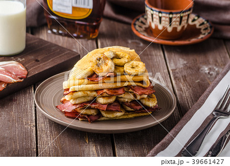 Pancakes with bacon, banana and maple sirup 39661427