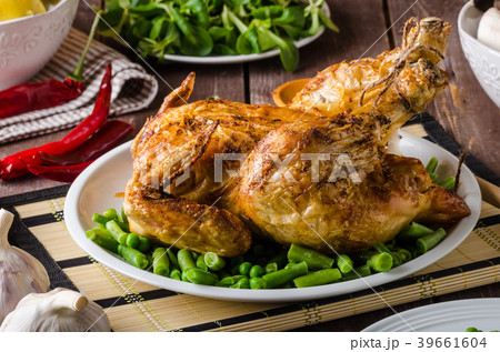 Grilled chicken with wine and potatoes 39661604