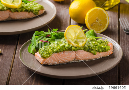 Steamed salmon with pesto 39661605