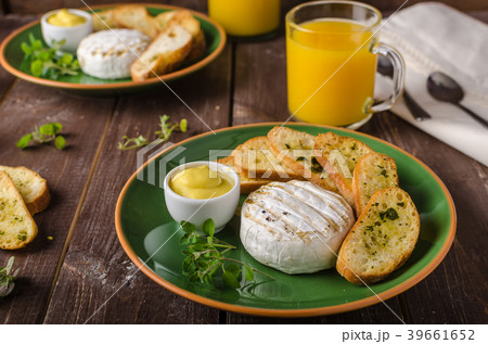 Grilled camembert with toast and juice 39661652