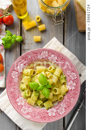 Rigatoni with pesto 39661724