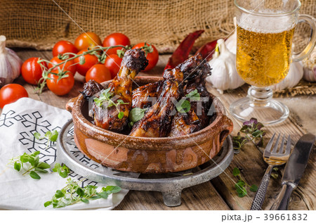 Grilled chicken drumsticks with honey 39661832