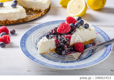 Lemon cheesecake with berries 39662453