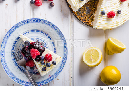 Lemon cheesecake with berries Lemon cheesecake with berries 39662454