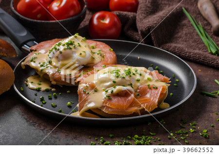 Eggs benedict with salmon 39662552
