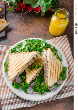 Tuna salad sandwitch Tuna salad sandwitch 39662596