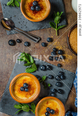 Creme brulee with berries 39662971