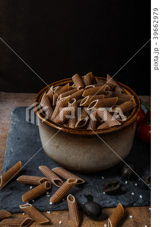 Whole grain pasta 39662979