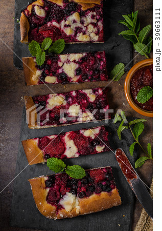 Traditional Czech crumble with berries 39663111
