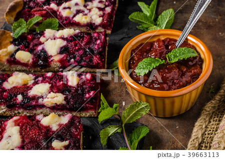 Traditional Czech crumble with berries 39663113