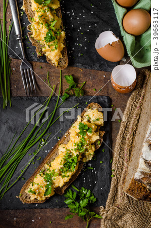 Scrambled eggs with herbs Scrambled eggs with herbs 39663117