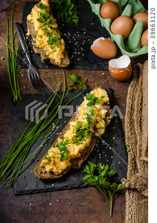 Scrambled eggs with herbs 39663120