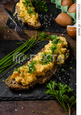 Scrambled eggs with herbs Scrambled eggs with herbs 39663122