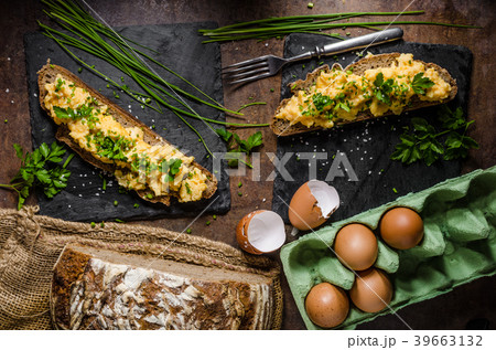 Scrambled eggs with herbs Scrambled eggs with herbs 39663132