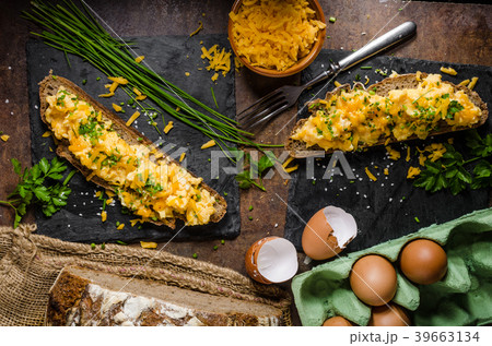 Scrambled eggs with herbs Scrambled eggs with herbs 39663134
