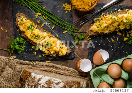 Scrambled eggs with herbs 39663137